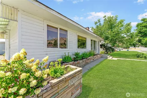 217 N Sanders St, Chelan, WA 98816