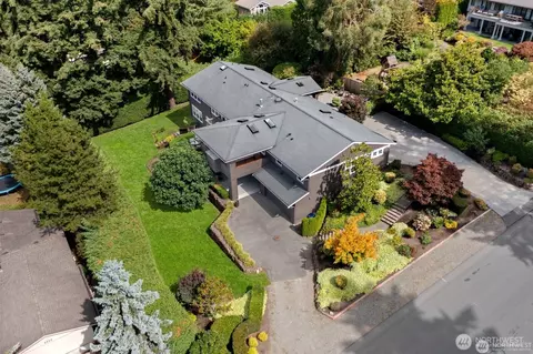 9640 NE 32nd St, Clyde Hill, WA 98004