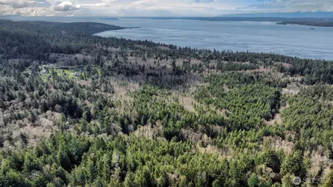 3923 Smugglers Cove Rd, Greenbank, WA 98253