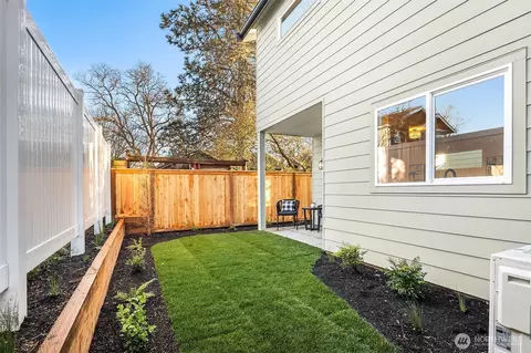 637 NW 77th St, Seattle, WA 98117