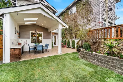 Exterior - 18630 101st Ave NE, Bothell, WA 98011 photo 3 of 7