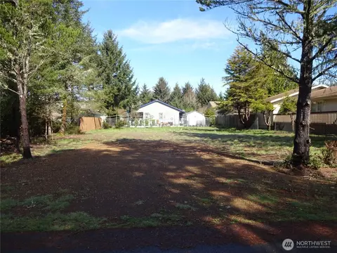 462 W Court Loop NE, Ocean Shores, WA 98569