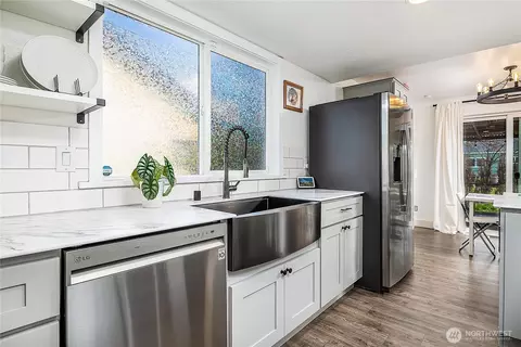 Kitchen - 711 Natalie Pl, Enumclaw, WA 98022 photo 3 of 4