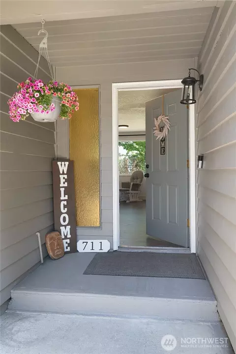Entry Way - 711 Natalie Pl, Enumclaw, WA 98022 photo 1 of 1