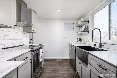 Kitchen - 711 Natalie Pl, Enumclaw, WA 98022 photo 2 of 4