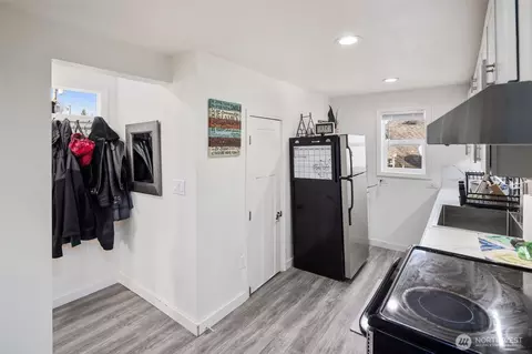 Entry Way - 2222 Summit Ave, Everett, WA 98201 photo 2 of 2