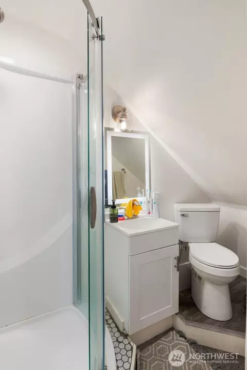 Bath - 2222 Summit Ave, Everett, WA 98201 photo 2 of 4