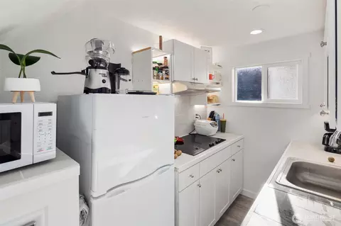 Kitchen - 2222 Summit Ave, Everett, WA 98201 photo 6 of 7