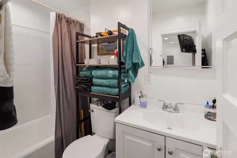 Bath - 2222 Summit Ave, Everett, WA 98201 photo 4 of 4