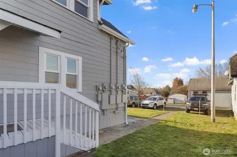 Exterior - 2222 Summit Ave, Everett, WA 98201 photo 8 of 11