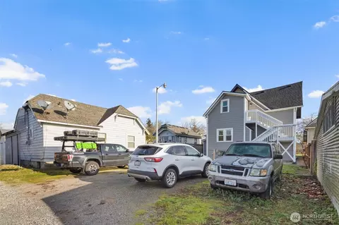 Exterior - 2222 Summit Ave, Everett, WA 98201 photo 4 of 11