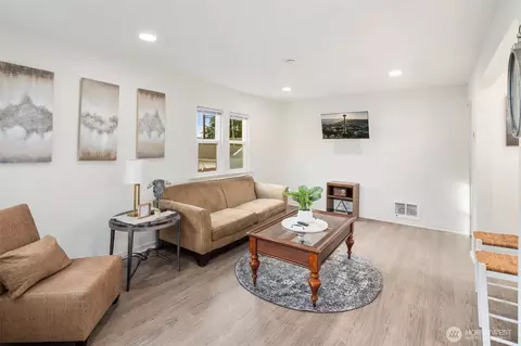 Living - 2222 Summit Ave, Everett, WA 98201 photo 1 of 5