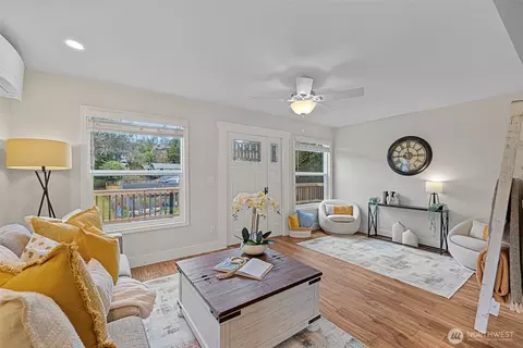 Living - 3931 Grand Ave, Everett, WA 98201 photo 1 of 2