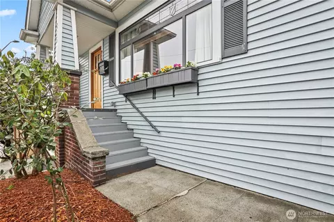 815 N 45th St, Seattle, WA 98103