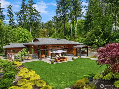 11012 Skinner Rd NE, Bainbridge Island, WA 98110
