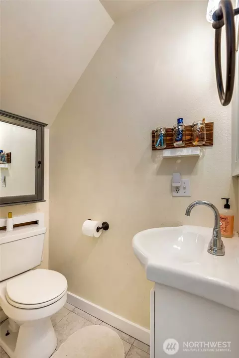 Bath - 2418 Chestnut St, Everett, WA 98201 photo 2 of 2
