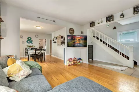 Living - 2418 Chestnut St, Everett, WA 98201 photo 3 of 3