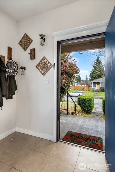 Entry Way - 2418 Chestnut St, Everett, WA 98201 photo 1 of 3