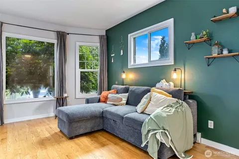 Living - 2418 Chestnut St, Everett, WA 98201 photo 2 of 3