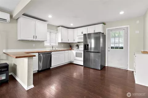 Kitchen - 7308 Riverside Rd E, Sumner, WA 98390 photo 1 of 2