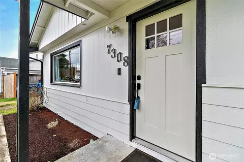 Entry Way - 7308 Riverside Rd E, Sumner, WA 98390 photo 1 of 1