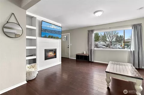 Living - 7308 Riverside Rd E, Sumner, WA 98390 photo 2 of 5