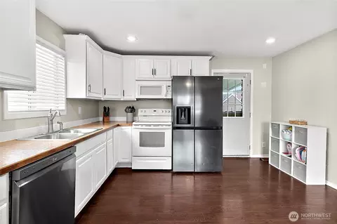Kitchen - 7308 Riverside Rd E, Sumner, WA 98390 photo 2 of 2