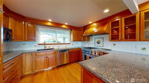 Kitchen - 20115 SE 424th St, Enumclaw, WA 98022 photo 2 of 3