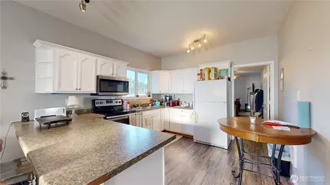 Kitchen - 20115 SE 424th St, Enumclaw, WA 98022 photo 3 of 3