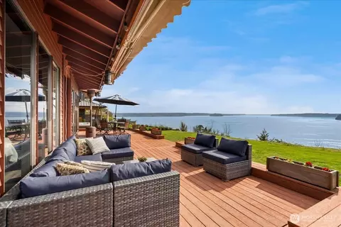 1054 Paiute Trl, Fox Island, WA 98333