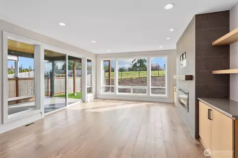 Living - 421 Rockefeller Ave, Everett, WA 98201 photo 2 of 3
