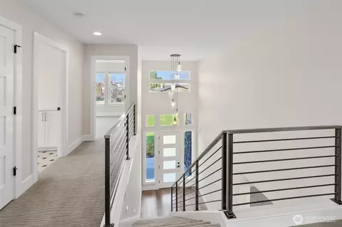Entry Way - 421 Rockefeller Ave, Everett, WA 98201 photo 3 of 4