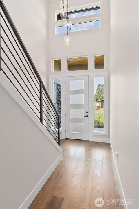 Entry Way - 421 Rockefeller Ave, Everett, WA 98201 photo 2 of 4