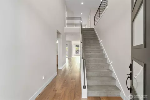 Entry Way - 421 Rockefeller Ave, Everett, WA 98201 photo 1 of 4