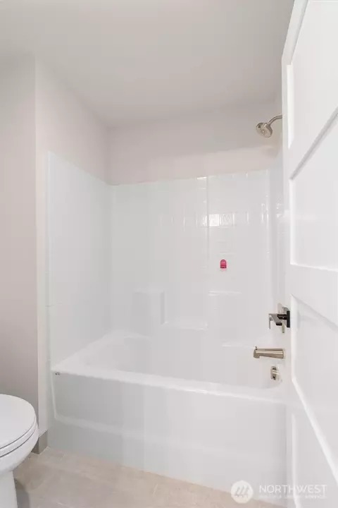 Bath - 421 Rockefeller Ave, Everett, WA 98201 photo 3 of 5