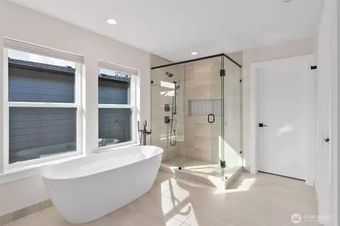 Bath - 421 Rockefeller Ave, Everett, WA 98201 photo 4 of 5