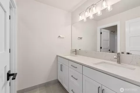 Bath - 421 Rockefeller Ave, Everett, WA 98201 photo 2 of 5