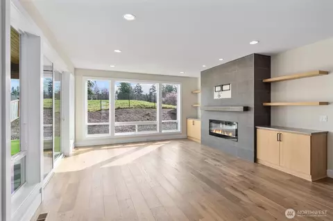 Living - 421 Rockefeller Ave, Everett, WA 98201 photo 1 of 3