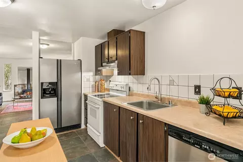 Kitchen - 6110 138th St SE, Everett, WA 98208 photo 3 of 4