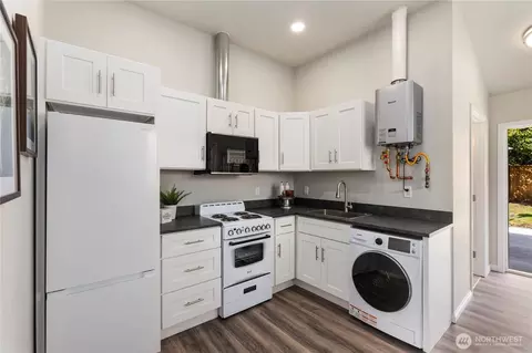 Kitchen - 701 105th SW, Everett, WA 98204 photo 4 of 4