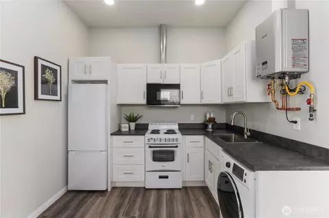 Kitchen - 701 105th SW, Everett, WA 98204 photo 3 of 4