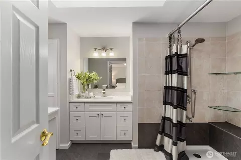 Bath - 701 105th SW, Everett, WA 98204 photo 1 of 4