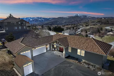 176 Rolling Hills Ln, Wenatchee, WA 98801