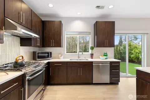 Kitchen - 20108 Jewell Rd, Bothell, WA 98012 photo 4 of 8