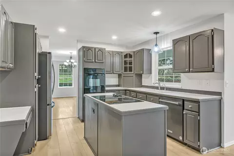 Kitchen - 42830 283rd Ave SE, Enumclaw, WA 98022 photo 1 of 3