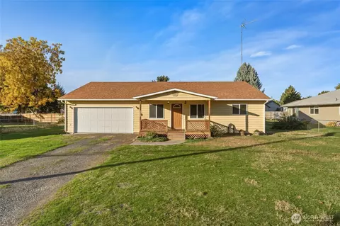 223 SE 10th St, College Place, WA 99324