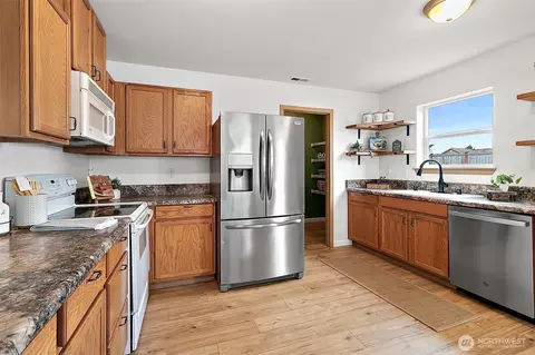 Kitchen - 1011 Riddell Ave NE, Orting, WA 98360 photo 2 of 7