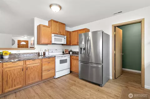 Kitchen - 1011 Riddell Ave NE, Orting, WA 98360 photo 3 of 7