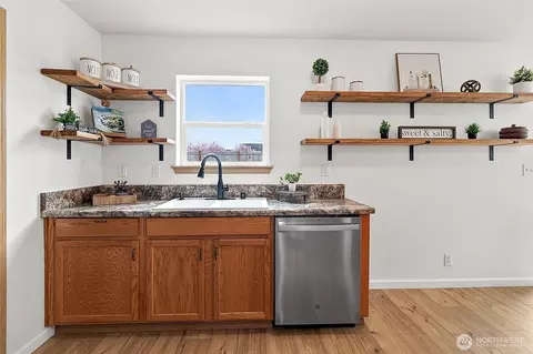 Kitchen - 1011 Riddell Ave NE, Orting, WA 98360 photo 5 of 7