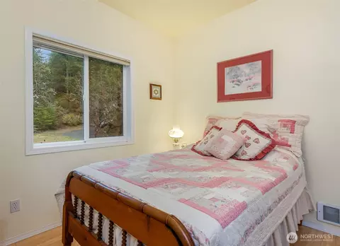 Bedroom - 712 Jupiter Loop Rd, Brinnon, WA 98320 photo 3 of 5